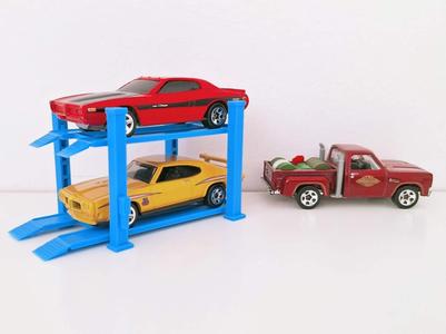Adjustable height 4-post car lift in 1:64 scale