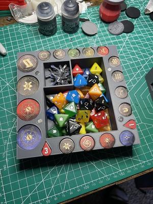 Warcrow token and dice box