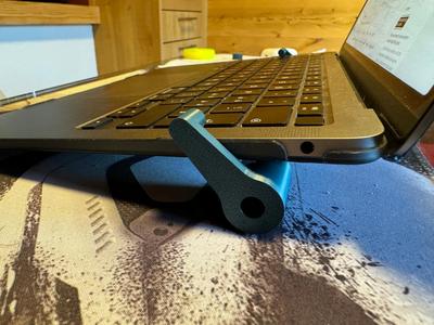 Ergonomic travel laptop raiser