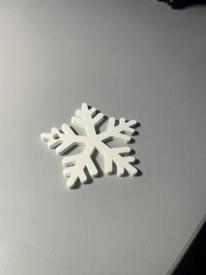 Snowflake decoration on Christmas tree. (Závěsné sněhová vločka)