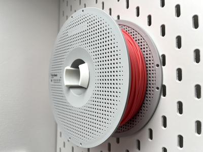 Clip-in spool holder for Ikea Skadis pegboard