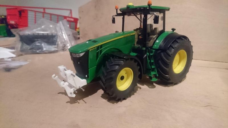 John Deere 8R frontlift for Britains