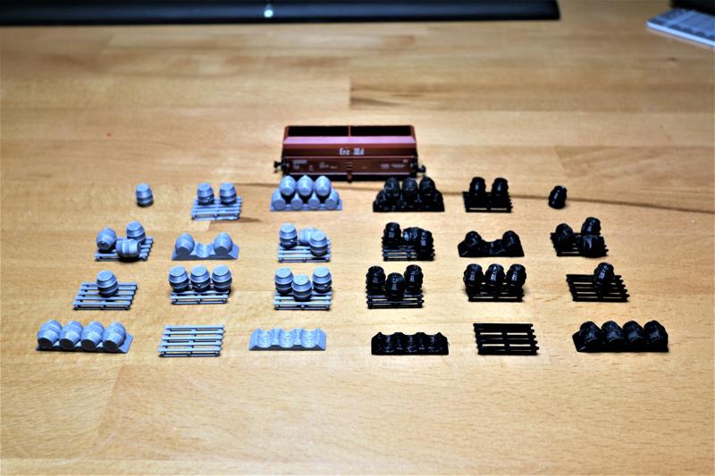 N scale model railroad - cargo - bulbous barrels in different variants.