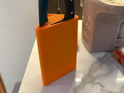 Minimalist and practical kitchen knife storage rack, no supports, no metal parts needed
