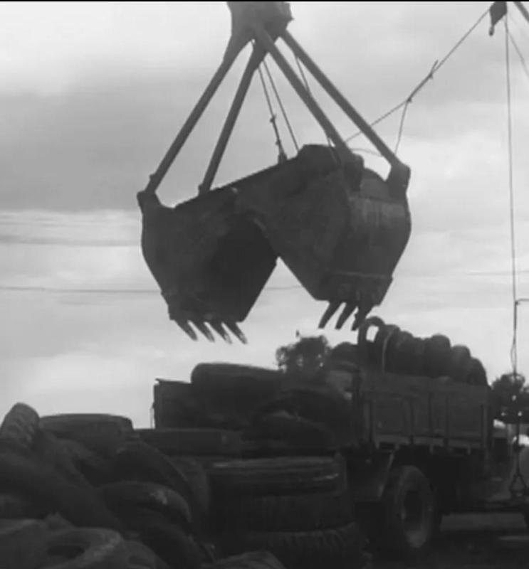 1/14 CHEP World War 2 Clamshell Bucket (Historic GOODYEAR TIRE Transport JOB/PROP)