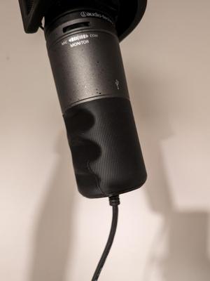 AT2020 microphone grip (left & right-handed)