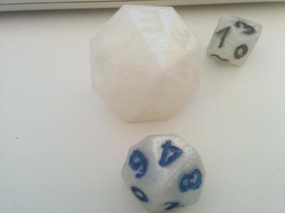 D16 Die - Hexadecimal die (0-F) --- Ludkubo de 16-edroj - Ludkubo deksesuma (0-F)