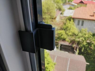 Mosquito net latch (for cats)