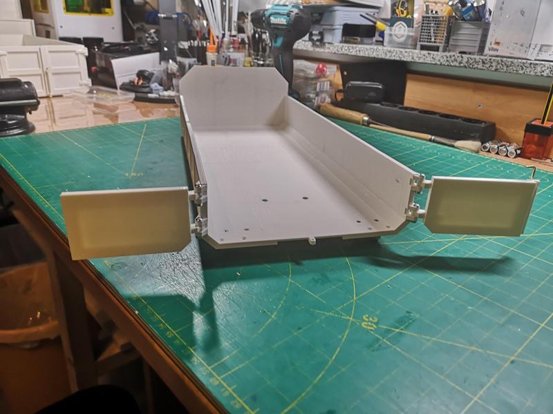 Flat roll-off body with rear doors suitable for Leimbach