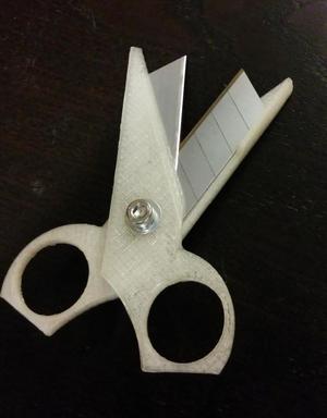 Scissors using 18 mm snap-off blade