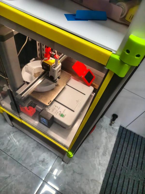 Enclosed shelving unit with 2mm PC polycarbonate door