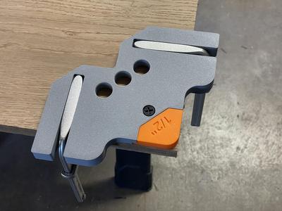Corner radius router jig with changeable inserts - Clampable