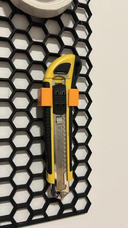 Knife holder for honeycomb wall system