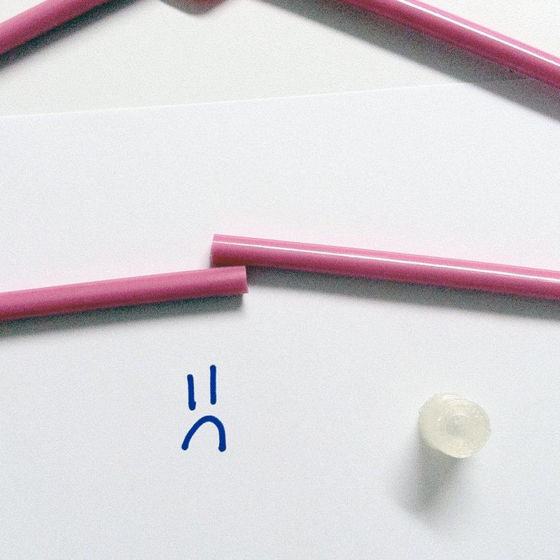 Device to repair a plastic hanger