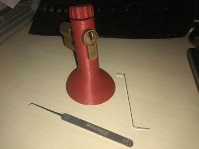 Lockpicking stand for euro cylinder