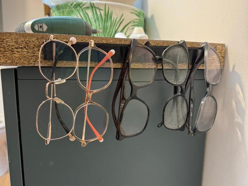 Wall-mounted or furniture-mounted glasses holder