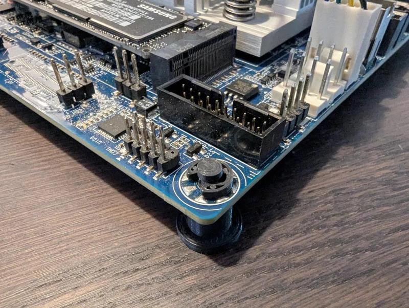 Toolless motherboard standoffs with clip-on retaining washers   