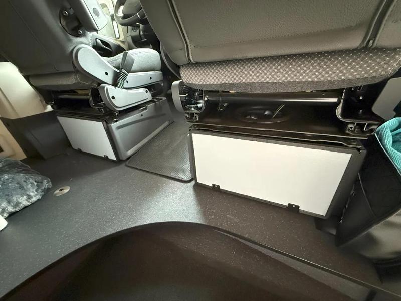 Stauraumklappe unter den Sitzen   