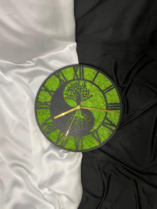 wall-mounted watch with stabilized moss