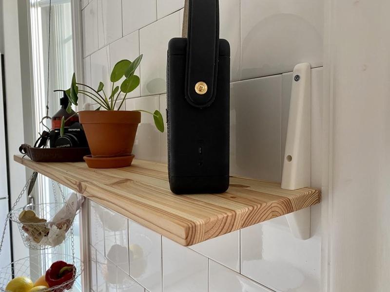 Slick shelf console