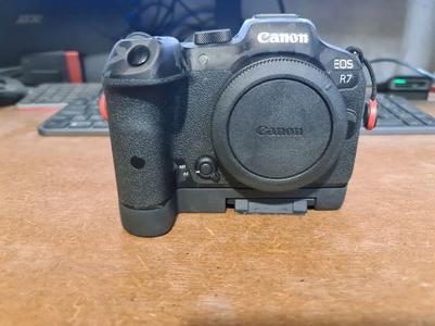 Canon EOS R7 grip Manfrotto 200PL and Screw