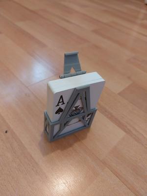Playing cards case with locking mechanism