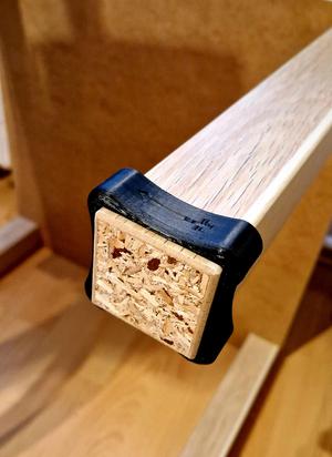 Auxiliary tool for screwing