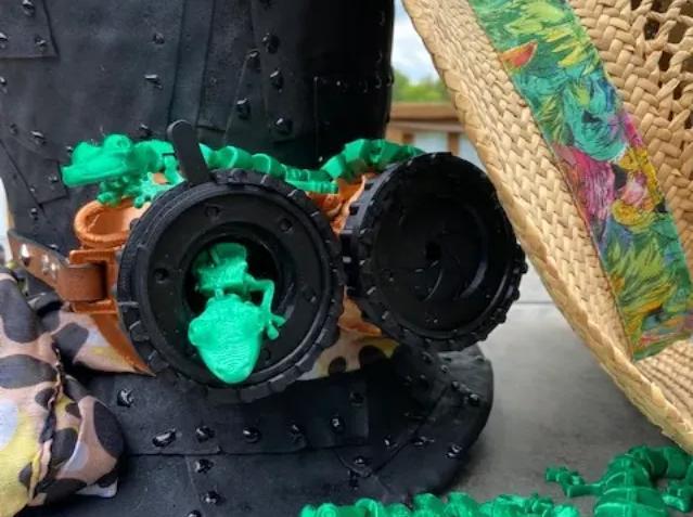 Articulated Lizard Smiling with Magnet Pockets