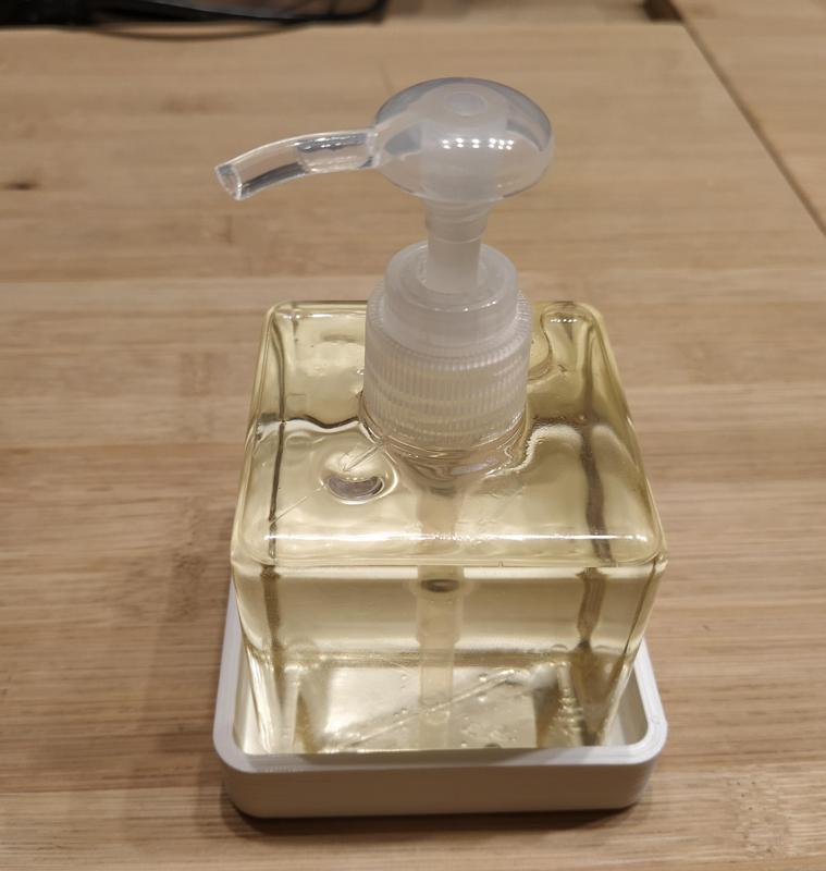 Tray for moisturizing oil dispenser