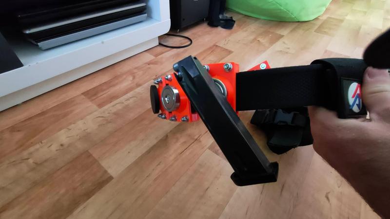 Magnetic magazine holder for IPSC belt