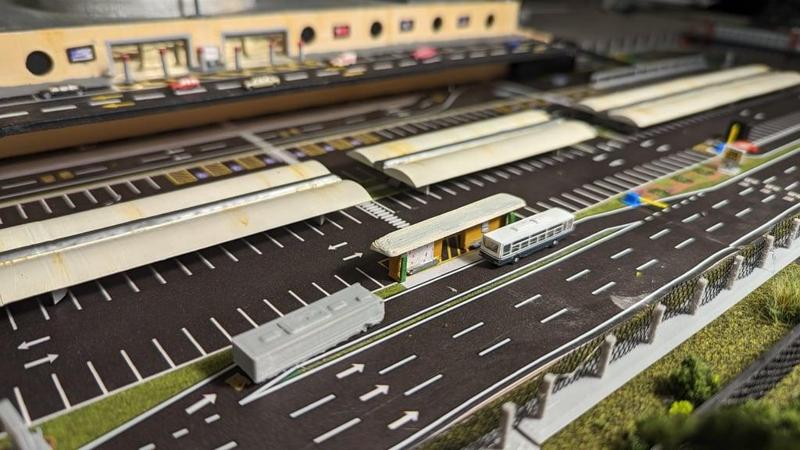 1: 400 airport Bus stop