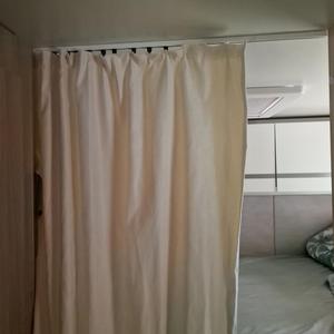 Sliding bracket for hanging curtains