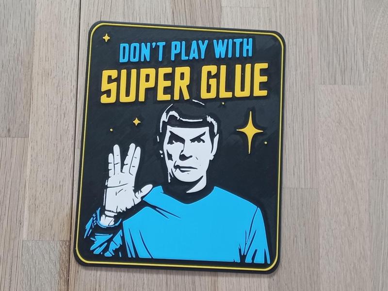 Ein lustiges Don't play with Superglue Schild