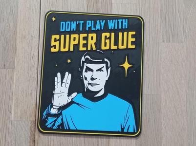 Ein lustiges Don't play with Superglue Schild