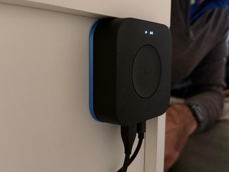 Hue Bridge Pro mounting plate (adhere or screw)