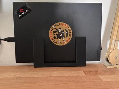 Laptop stand screwable to tabletop