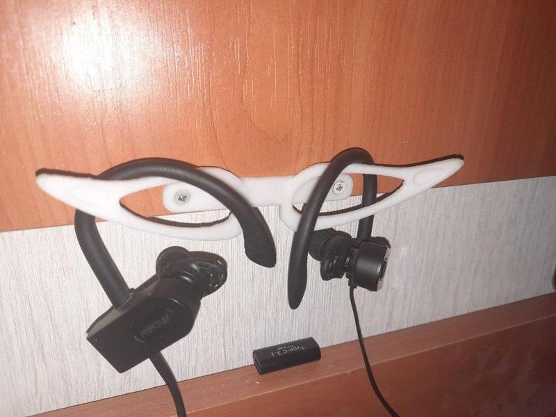 "Elf ears" holders for earphones with ear hooks