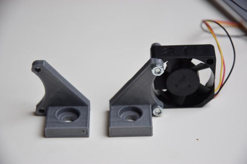 2020 profile - 30 mm fan mount