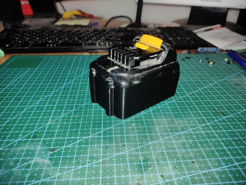 DeWALT DCB125 battery box for 6 elements