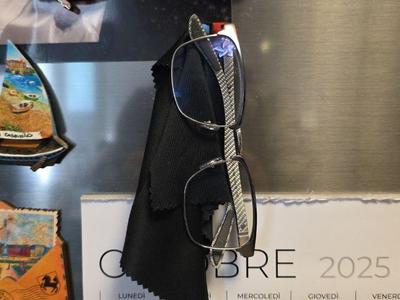 Compact magnetic eyeglass holder