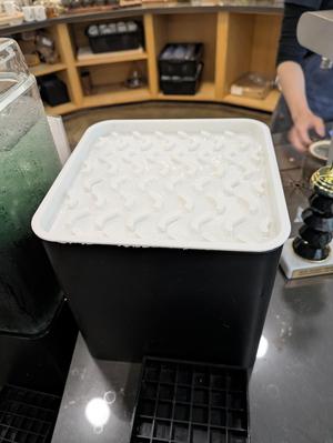 Drip tray with lip