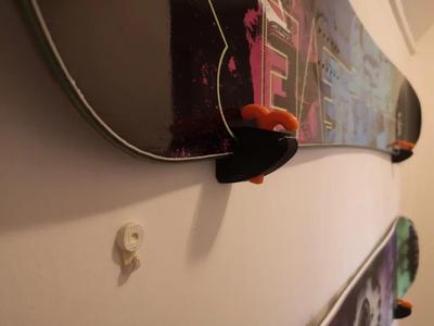 Ski/snowboard horizontal wall mount   