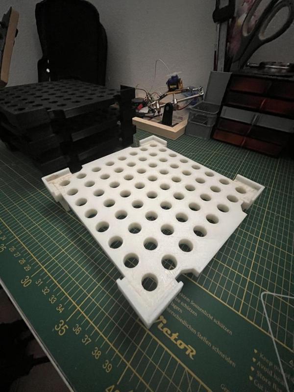 Piastra per produzione a catena accatastabili