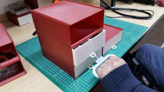 Caja con gancho (box with hook)