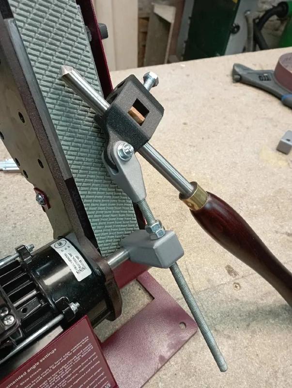 Universal fingernail grinding jig for woodturning gouges   