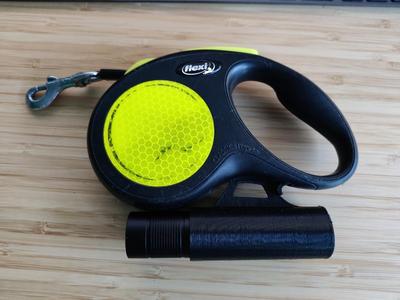 Flexi leash flashlight mount