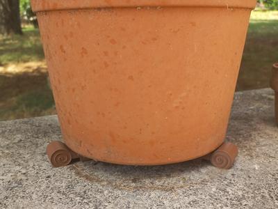 Planter pot riser greek style