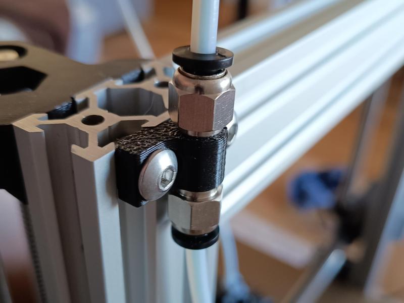 Simple 4mm PTFE fitting mount for 2040 extrusions