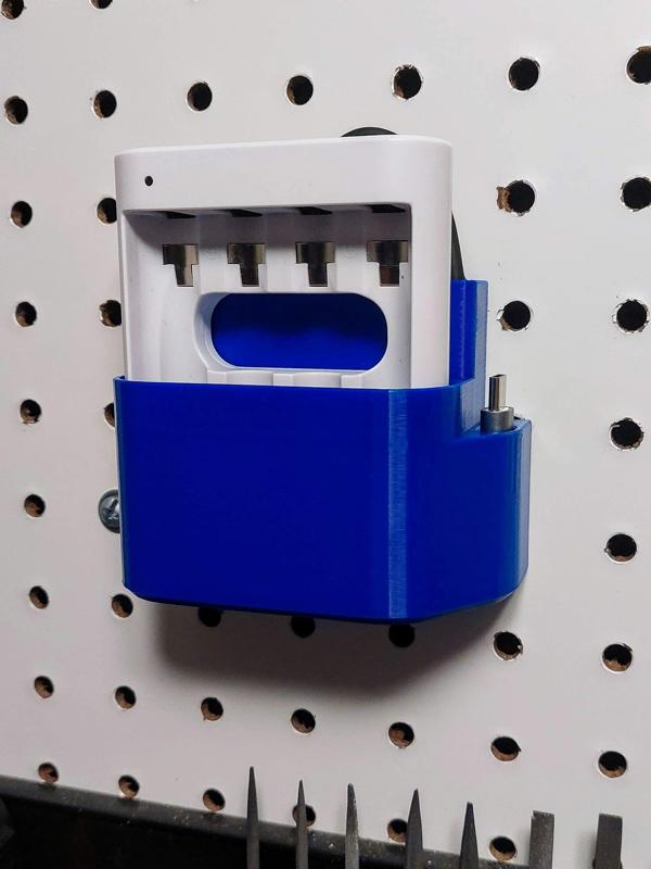 Amazon Basics USB Battery Charger Holder