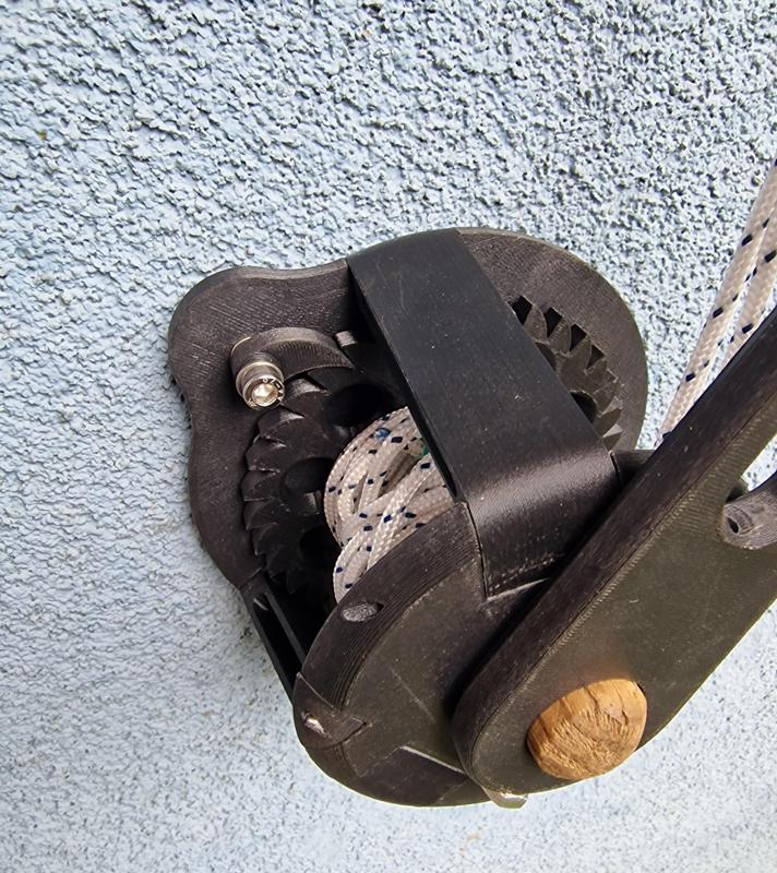 Hand cranked winch for 6mm rope